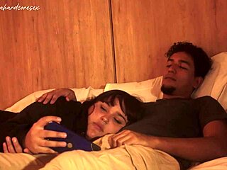 أخت زوجي تسمح لي أدخل زبي في فمها، تقريباً يمسكنا الوالدين