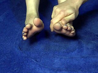 Massagem nos pés com unhas azuis e bunda grande oleada pra fetichistas 😘