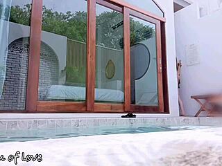 Tanggalkan pakaian dan papar kepada staf kolam di luar