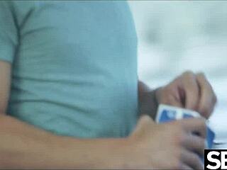 美しい黒人ブラジル美女がキッチンでチンポを欲しがる