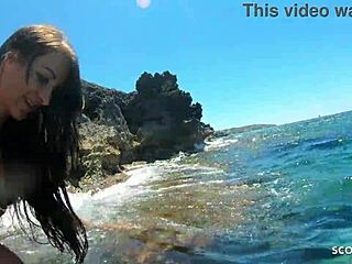 Немската фит тийн Джоуси има див секс на плажа по време на ваканция