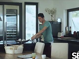 美しい黒人ブラジル美女がキッチンでチンポを欲しがる