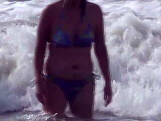 Jeg kommer hjem fra stranden ophidset og onanerer foran stedsønnen