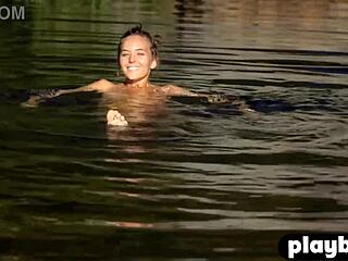 Popolna rit blondinka MILF modelka Francy Torino se sleče gola in razkrije osupljivo telo