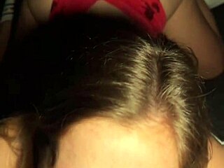 Lanet olsun, şimdi kıçımı sik! Telefondaki ev videosu ıslak am ve memeleri gösteriyor.