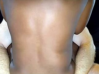 카메라 앞에서 관객들 위해 카츠 플레이하우스 라이브로 박히는 중