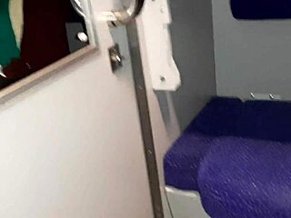 O fată se masturbează într-un compartiment de tren și are un orgasm