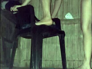 Poklicala sem soseda za popravilo elektrike in smo končali s jebanjem v dnevni sobi