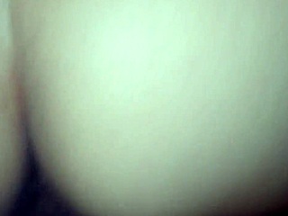 母と息子がカジュアルな家族の瞬間を共有