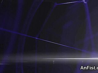 Azgın Lezbiyen Güzeller Islak Amcıkları ve Dar Göt Deliklerini Yumrukluyor