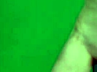 Schau dir die junge brünette Turnerin Anna Mostik an, wie sie die Beine breit macht