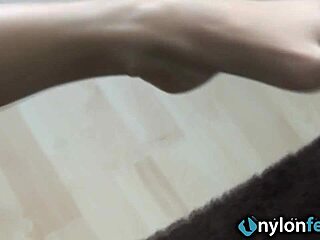 สาวผมน้ำตาลสวยสะดุดตาในถุงน่องสีแทนและส้นสูง