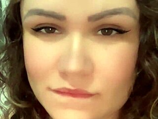 DJ Brisa vede masturbaci mámy Noel sólově s roztrhaným oblečením a drážděním.