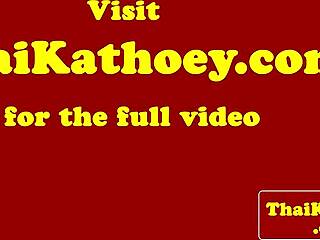 Prsnatá ázijská ladyboy dráždi v spodnej bielizni a honí v detailnom zábere