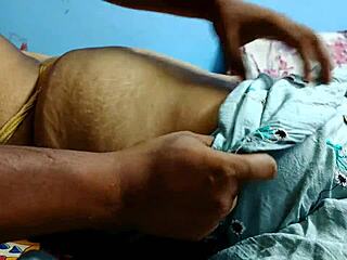 Pooja辣妹被孟加拉嫂子抓着性感屁股变得调皮