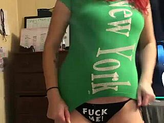 Seksi karım bana baştan çıkarıcı dans yapıyor.