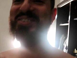 vaimo täyttää suunsa miehensä kullilla