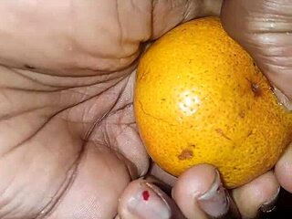 La clémentine enjoys shoving my finger in her pussy.