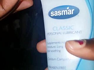 La clémentine enjoys shoving my finger in her pussy.