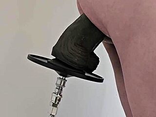 用巨大黑假阳具在肛交操屄机上感受强烈快感。