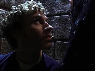 ワオ、ストーミー・ダニエルズがマレフィセントとして王子をハードにバン