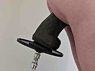 เสียวสุดขีดดิลโด้ดำยักษ์รูตูดบนเครื่องเย็ด