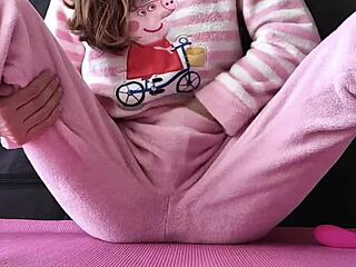 Yo, üvey kız kardeşimin ıslak tıraşlı amından fışkırttığını izle