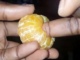 La clémentine enjoys shoving my finger in her pussy.