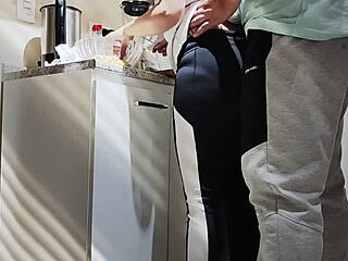 Barátom meglep uborkás játékkal ebédfőzés közben a konyhában