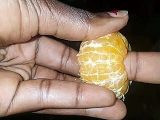 La clémentine enjoys shoving my finger in her pussy.