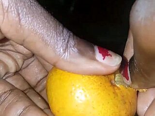 La clémentine enjoys shoving my finger in her pussy.