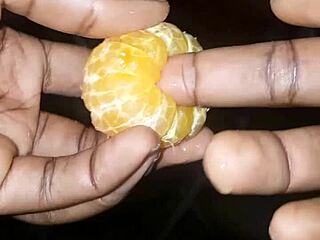 La clémentine enjoys shoving my finger in her pussy.