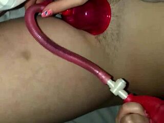 Skutečná manželka pumpuje svou oteklou kundu hračkami