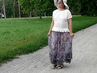 Femme exhibe une robe transparente dans un parc public 😳