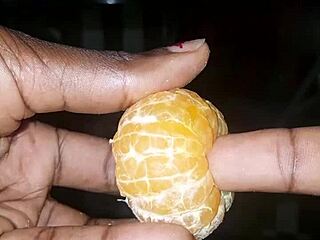 La clémentine enjoys shoving my finger in her pussy.