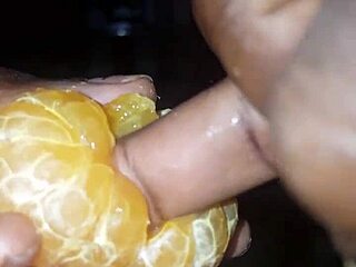 La clémentine enjoys shoving my finger in her pussy.