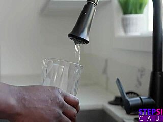 صديق أخويا، نفسي أنيكك بس قدام ناس؟ إمم...