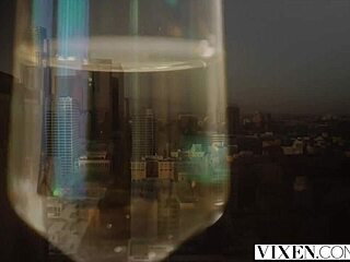 Mies, Kendra the vixen bombshell himoitsee villiä lusikointia ja enemmän