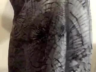 インド人スラットワイフが自分の体で遊ぶ