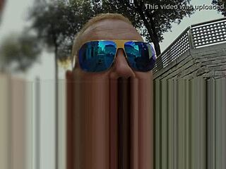 男がタバコ片手に半公衆フェラ交渉して、中で情熱的に突く