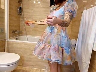 Linda chica tatuada provoca con juego seco en el culo rapidito