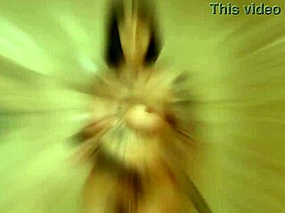 Linda chica tatuada provoca con juego seco en el culo rapidito