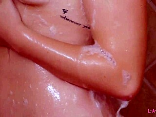 可愛らしく魅力的、金髪ブロンドの蒸し暑い愛撫インタビュー