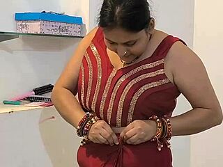 Dona de casa linda em um saree vermelho adora sexo sem parar com o marido fisiculturista