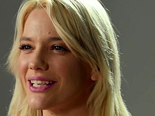 Blond MILF Kenna James rammer varm onani sted!