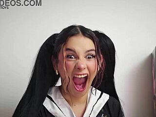 ¿Ey, quieres verme desempaquetar y probar esta muñeca reina puta hentai?