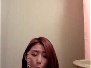 중국 소녀, 소프트코어 스타일로 솔로 연기