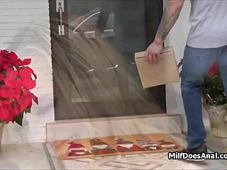 ربة منزل تحتاج مساعدة في سدادة طيزها