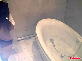 Uhvaćena Scarlett kako se igra sama u kupatilu skrivenom kamerom