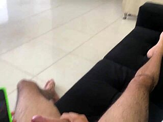 descubro a mi hermanastro masturbándose con gran placer